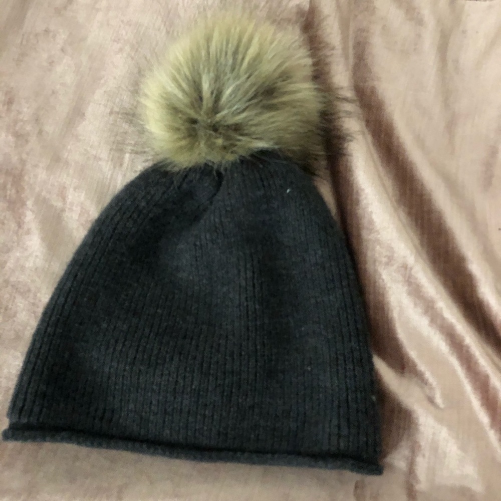 BNWT Aritzia hat